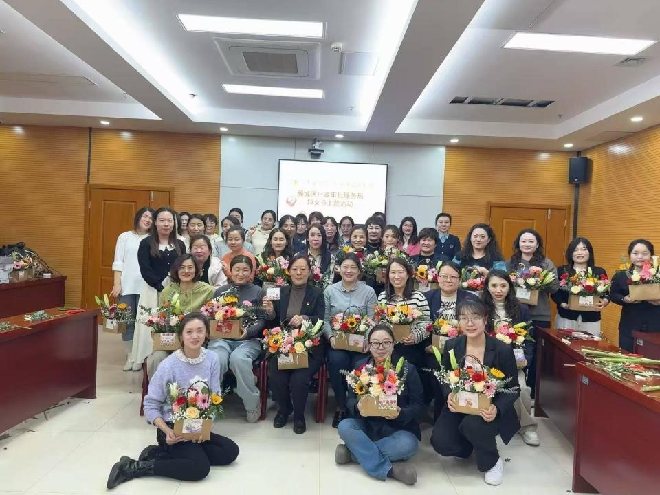 花香滿溢展風采，巾幗筑夢綻芳華——薛城區行政審批服務局舉辦三八婦女節主題插花活動